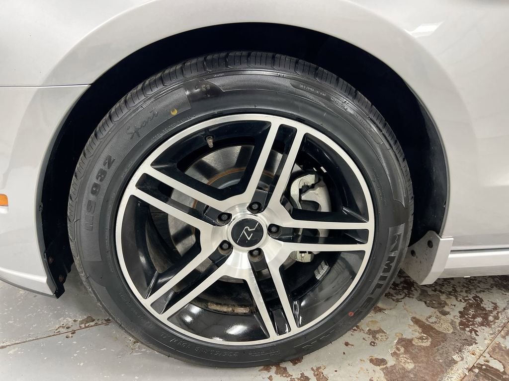 Used 2013 Ford Mustang GT Premium image 26