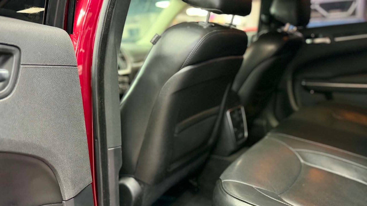 Used 2018 Chrysler 300 Limited RWD image 16