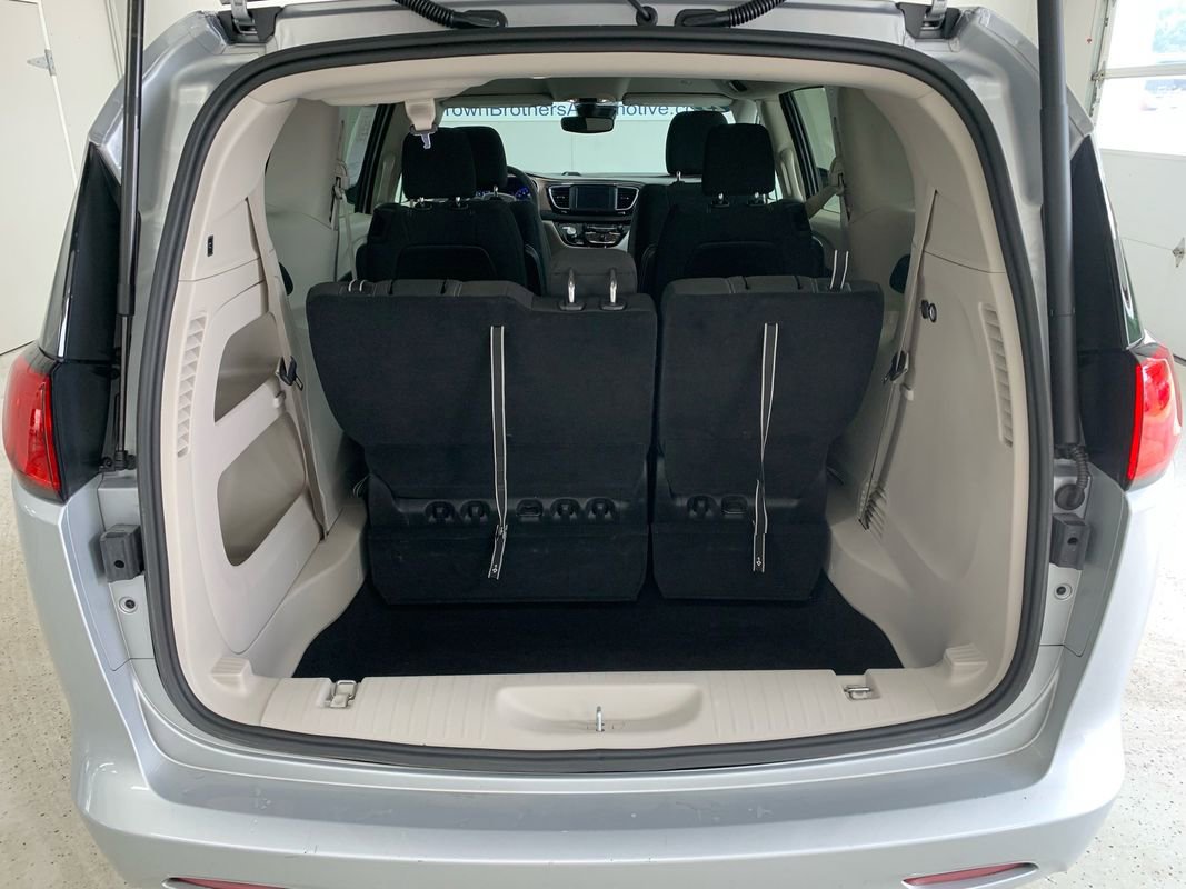 Used 2023 Chrysler Voyager LX image 6
