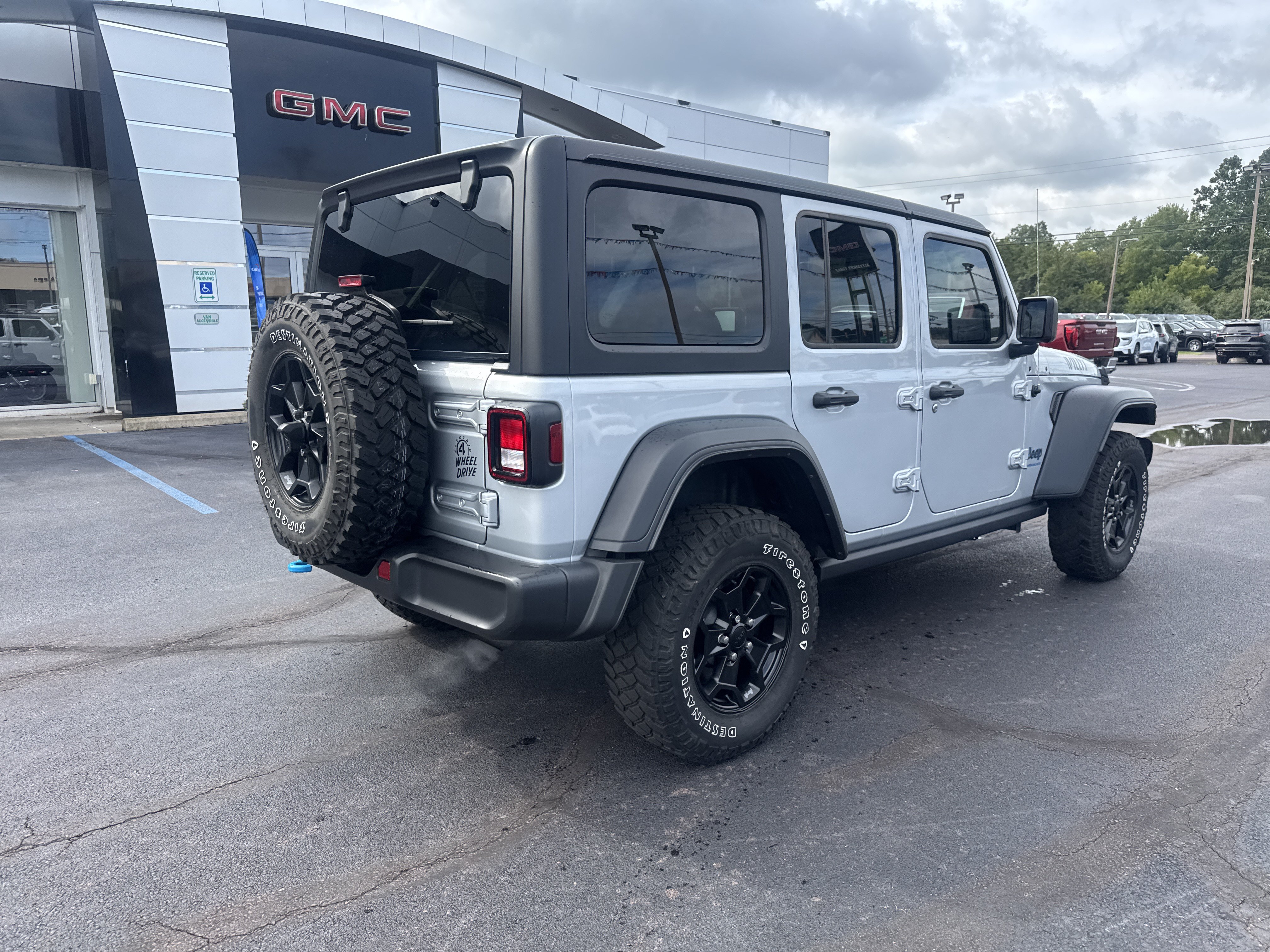 Used 2023 Jeep Wrangler Unlimited w/ Cold Weather Group AWD/4WD video 3