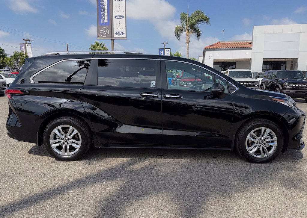 Used 2026 Toyota Sienna Limited FWD image 9
