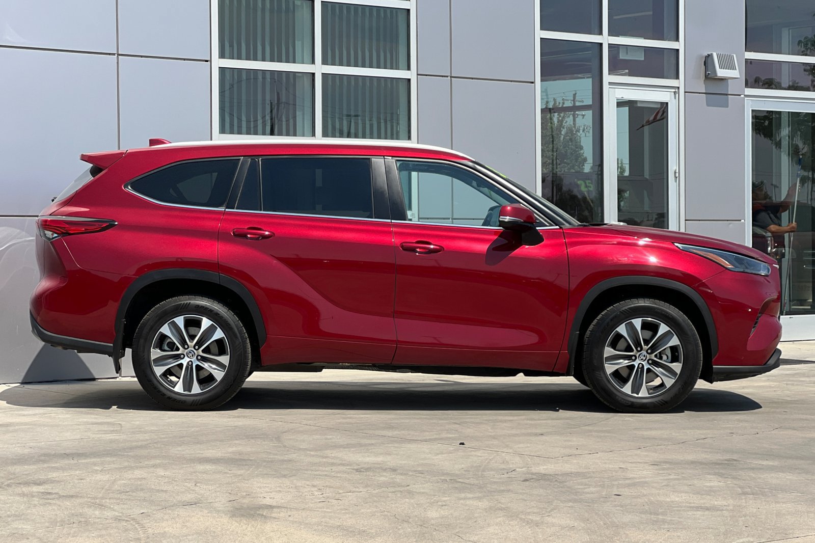 Used 2023 Toyota Highlander XLE AWD/4WD image 3