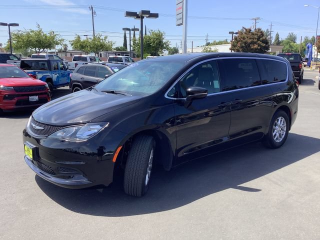 Used 2025 Chrysler Voyager LX FWD image 5