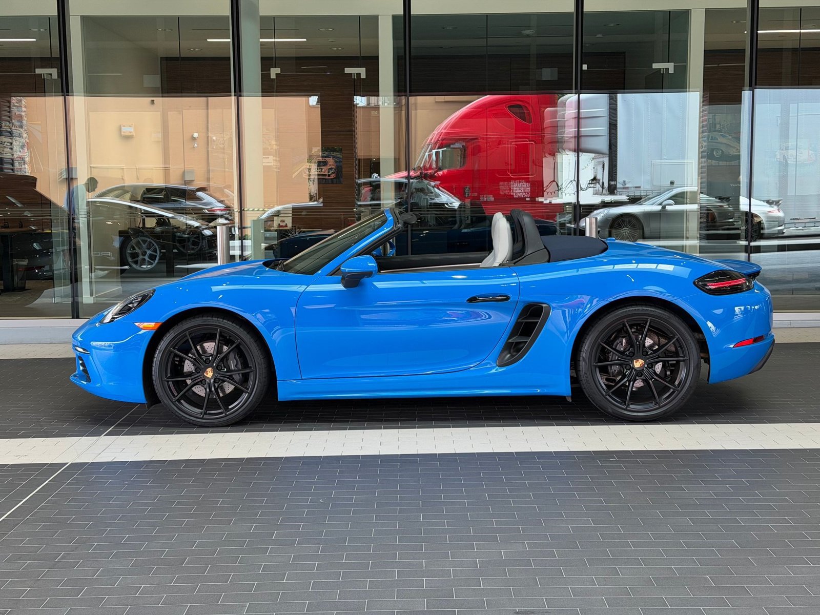 Certified 2024 Porsche 718 Boxster RWD image 2