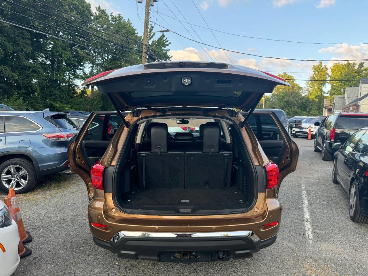 Used 2017 Nissan Pathfinder Platinum w/ Family Entertainment Package image 10