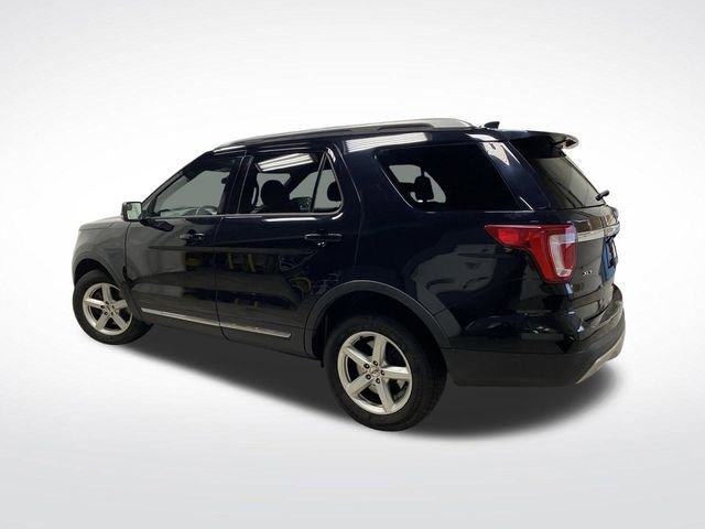 Used 2017 Ford Explorer XLT image 3