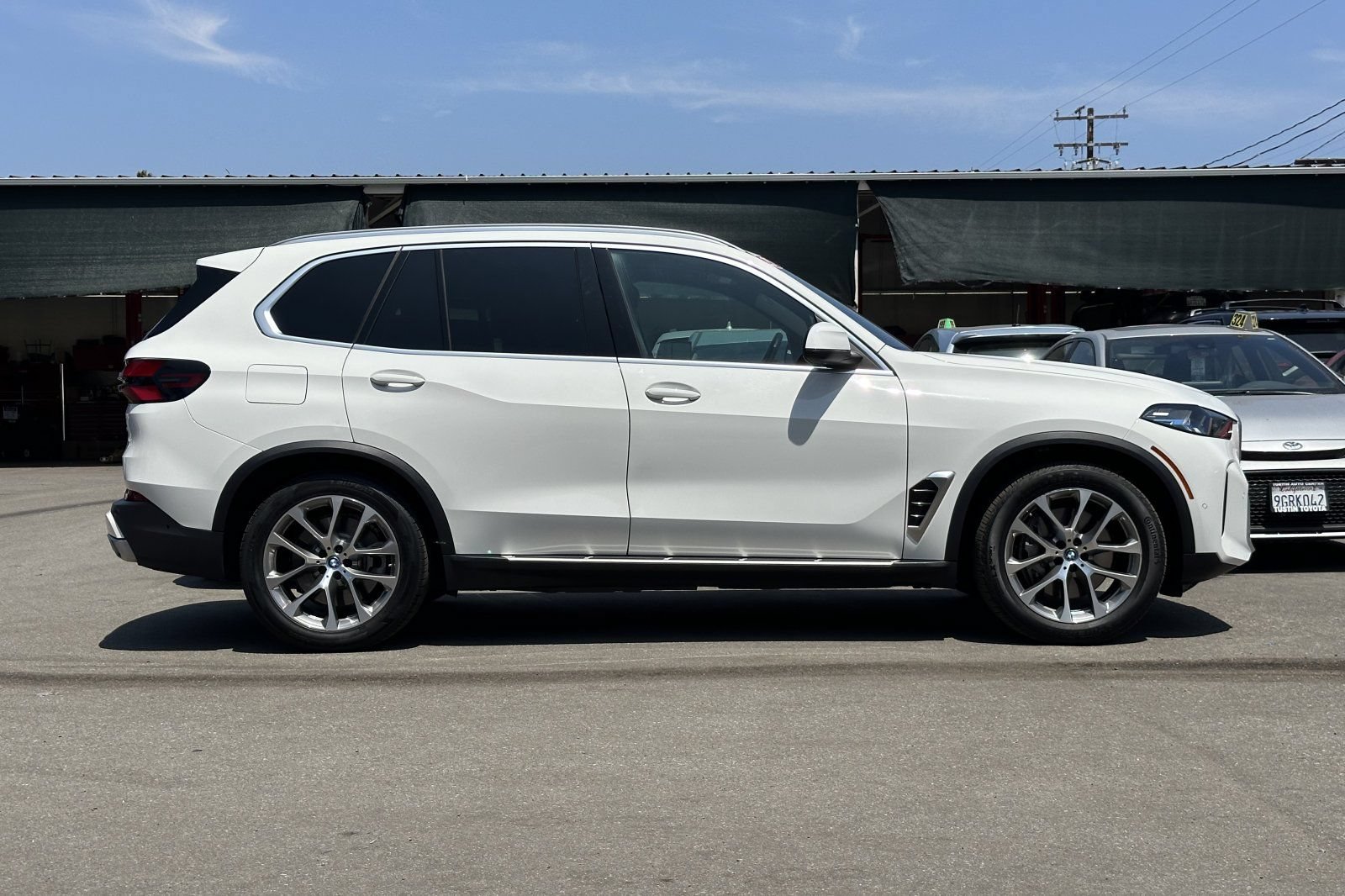 Used 2025 BMW X5 xDrive50e AWD/4WD image 3