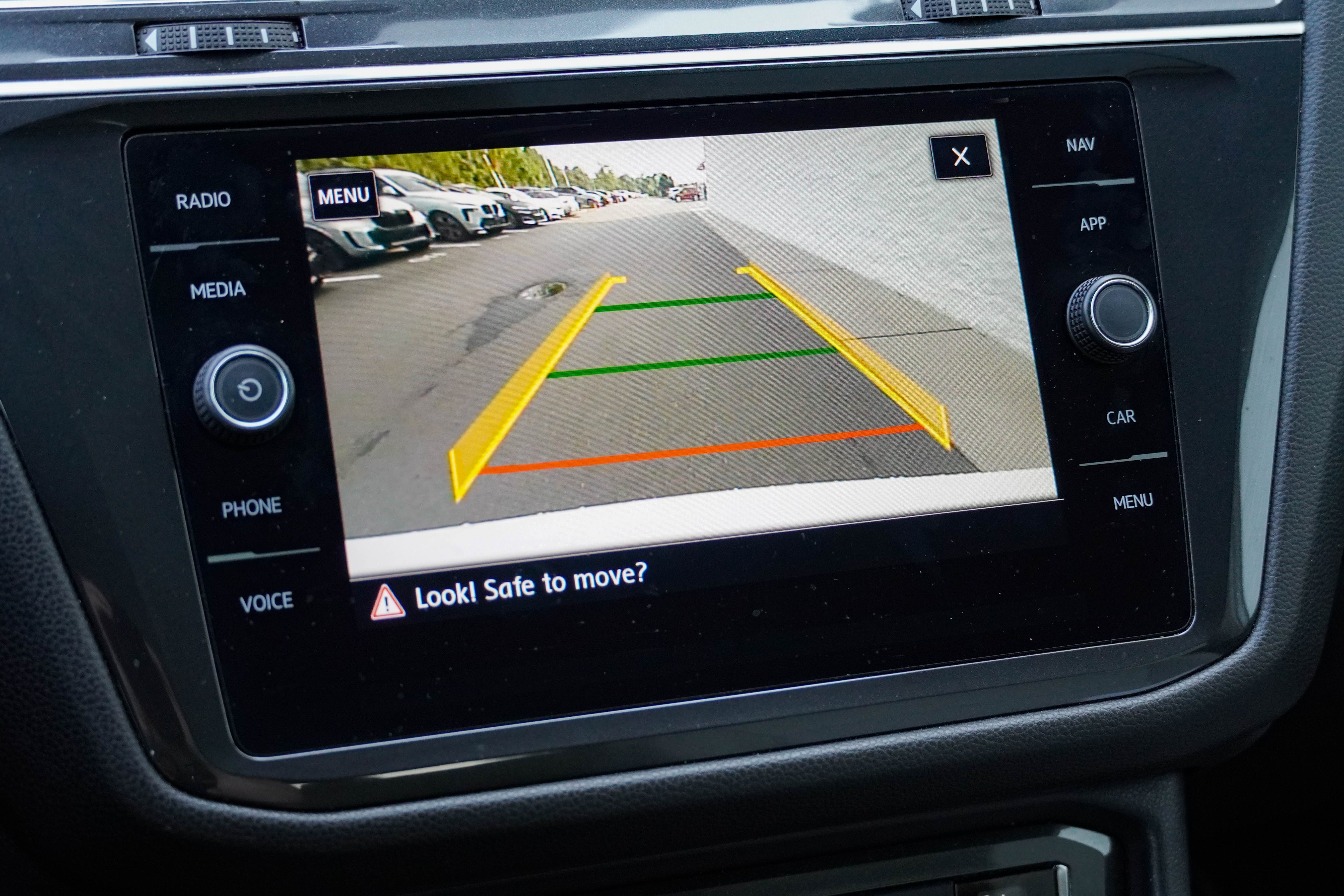 Used 2018 Volkswagen Tiguan SEL FWD image 25