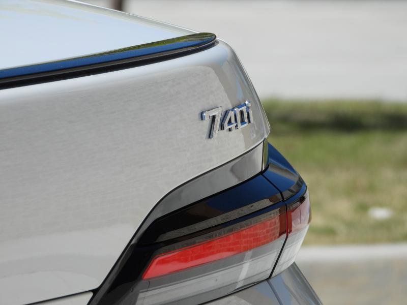 Used 2024 BMW 740i image 14