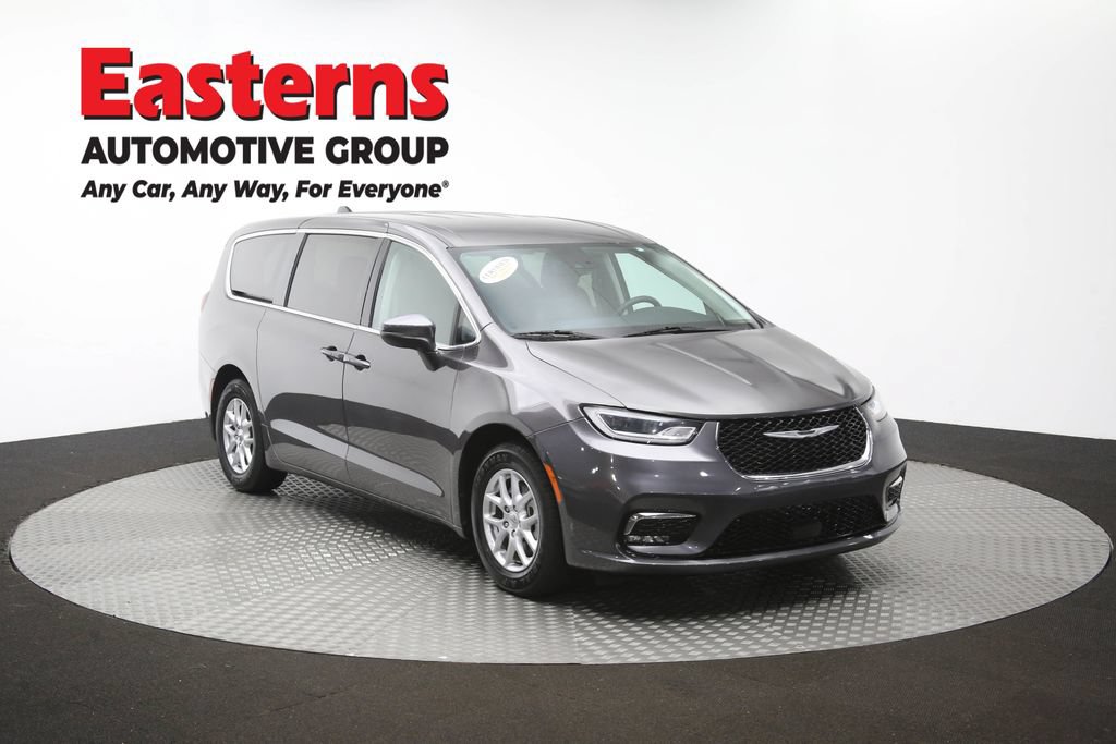 Used 2023 Chrysler Pacifica Touring-L FWD image 51