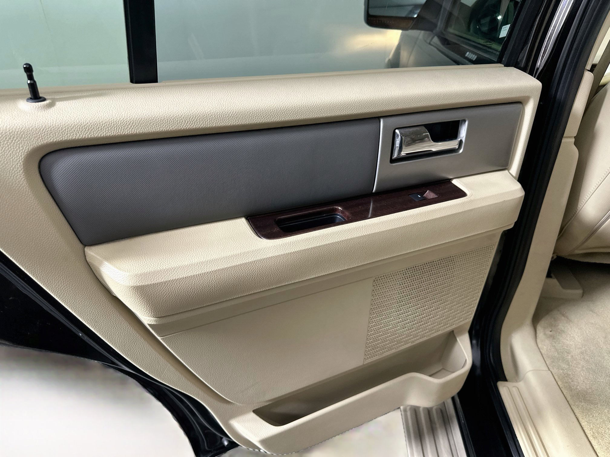 Used 2013 Ford Expedition XLT RWD image 24