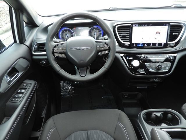 Used 2024 Chrysler Pacifica Touring FWD image 20