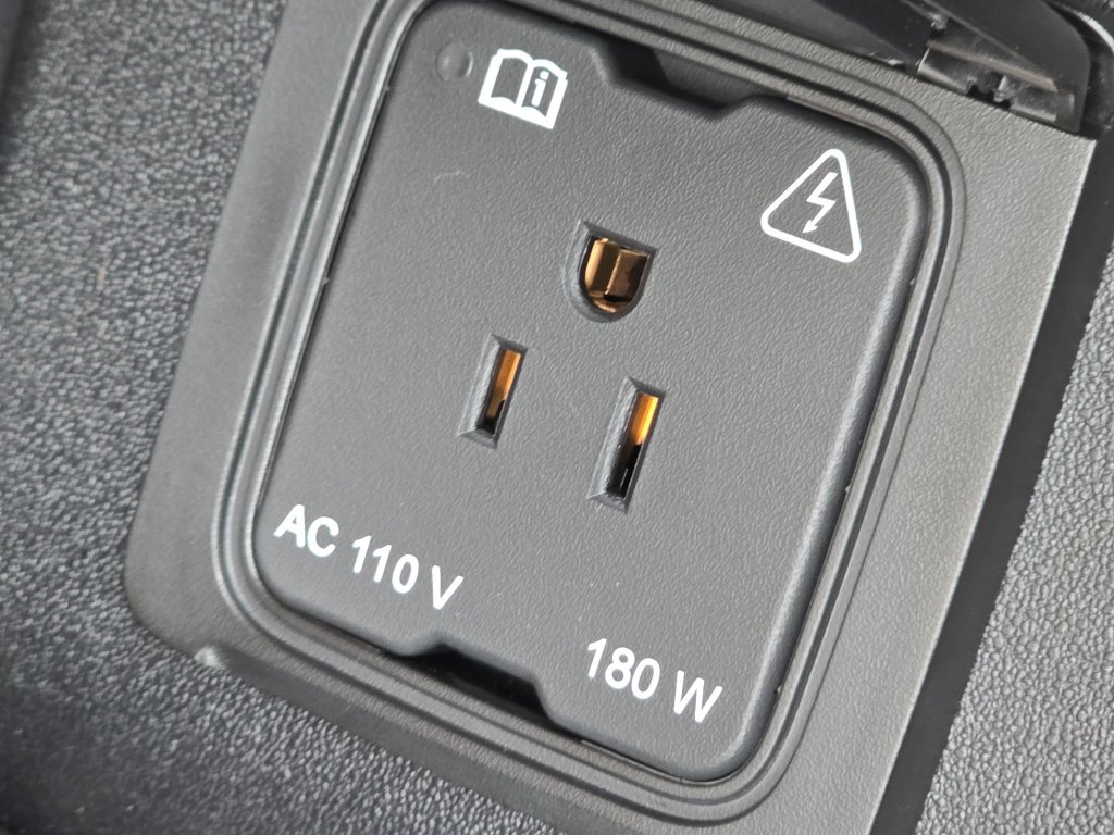 New 2025 Land Rover Defender 110 X-Dynamic SE image 21