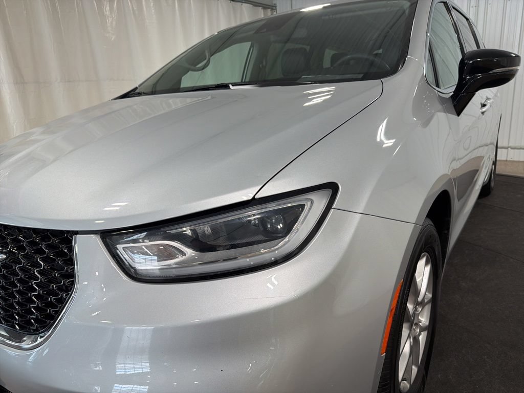 Used 2024 Chrysler Pacifica Touring-L FWD image 14