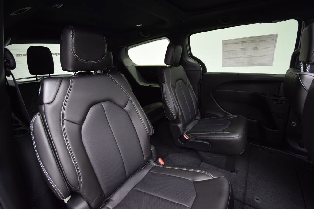 New 2026 Chrysler Pacifica Select w/ S Appearance Package FWD image 18