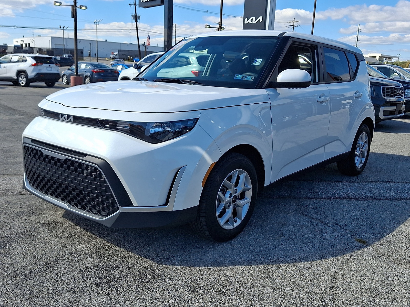Certified 2025 Kia Soul LX w/ LX Technology Package FWD image 3