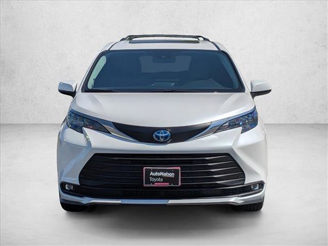 Used 2025 Toyota Sienna XLE w/ XLE Plus Package image 2