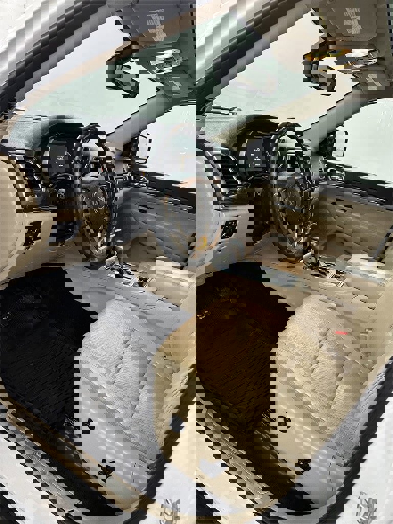 Used 2017 Jeep Grand Cherokee Limited w/ Luxury Group II image 10