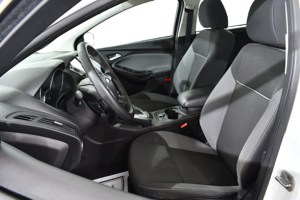 Used 2013 Ford Focus SE w/ SE Winter Pkg FWD image 6
