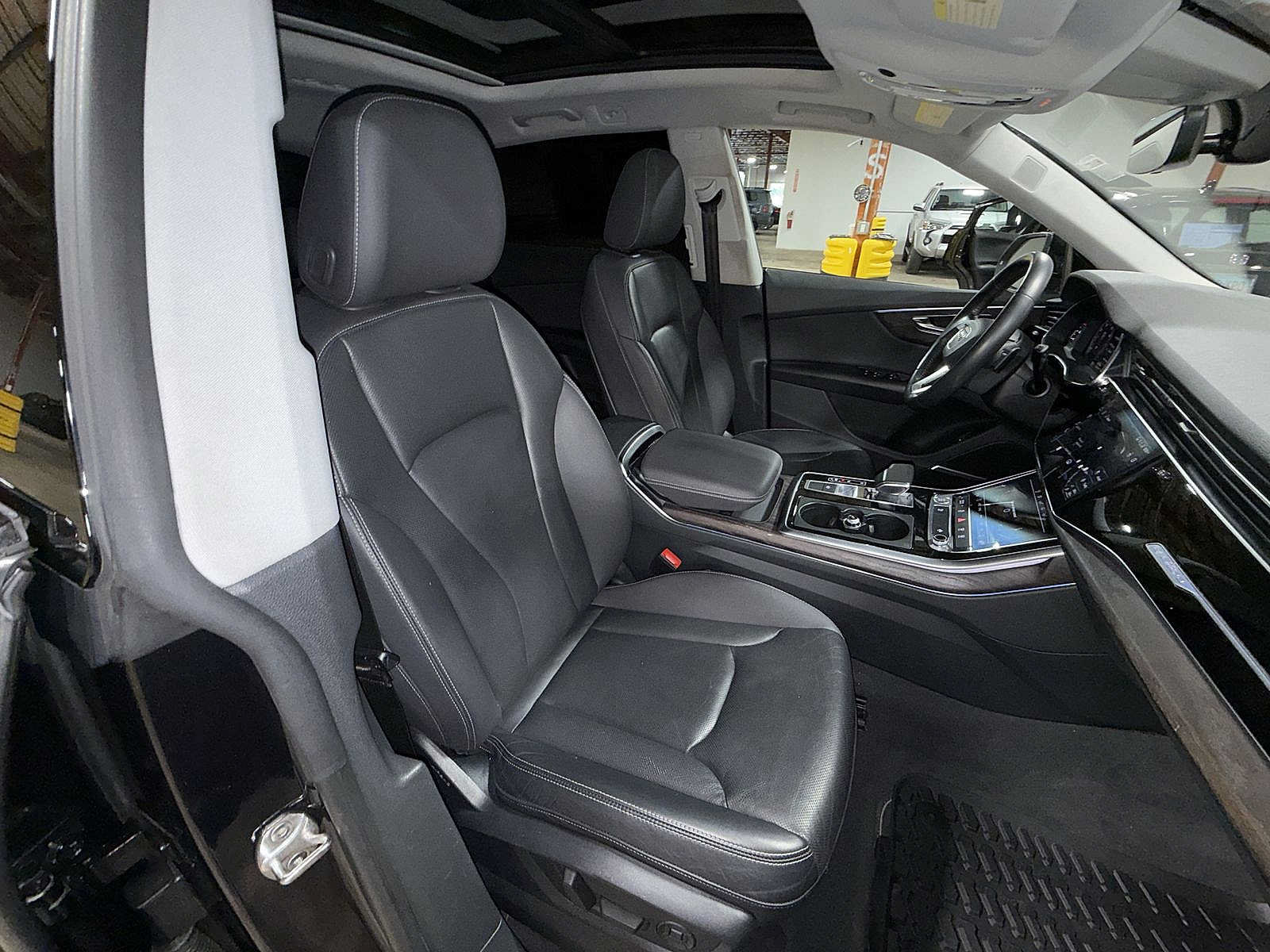 Used 2020 Audi Q8 Premium Plus w/ Premium Plus Package AWD/4WD image 16