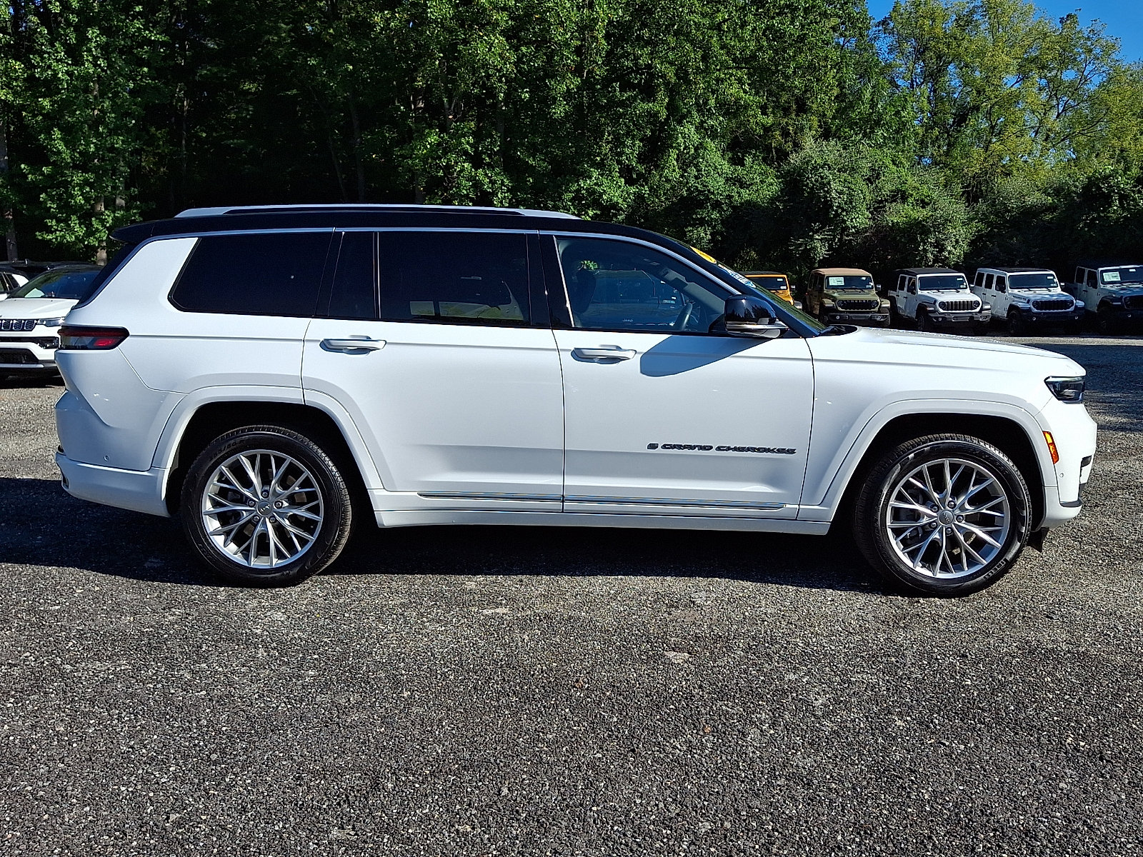 Used 2023 Jeep Grand Cherokee L Summit w/ Luxury Tech Group V AWD/4WD image 7