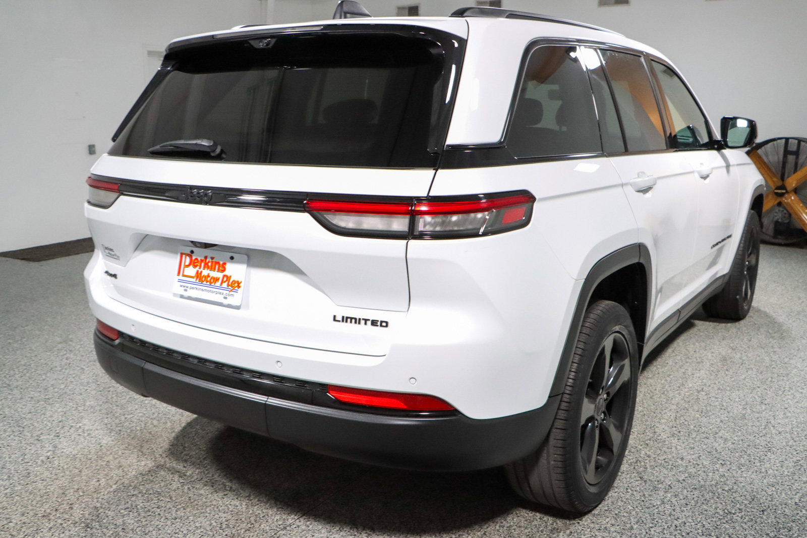 Used 2023 Jeep Grand Cherokee Limited w/ Luxury Tech Group II image 7