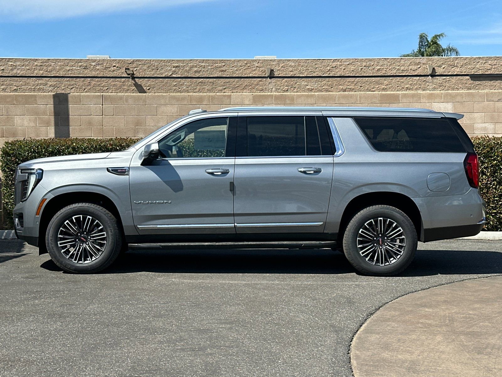 New 2026 GMC Yukon XL Elevation w/ Elevation Premium Package AWD/4WD image 7