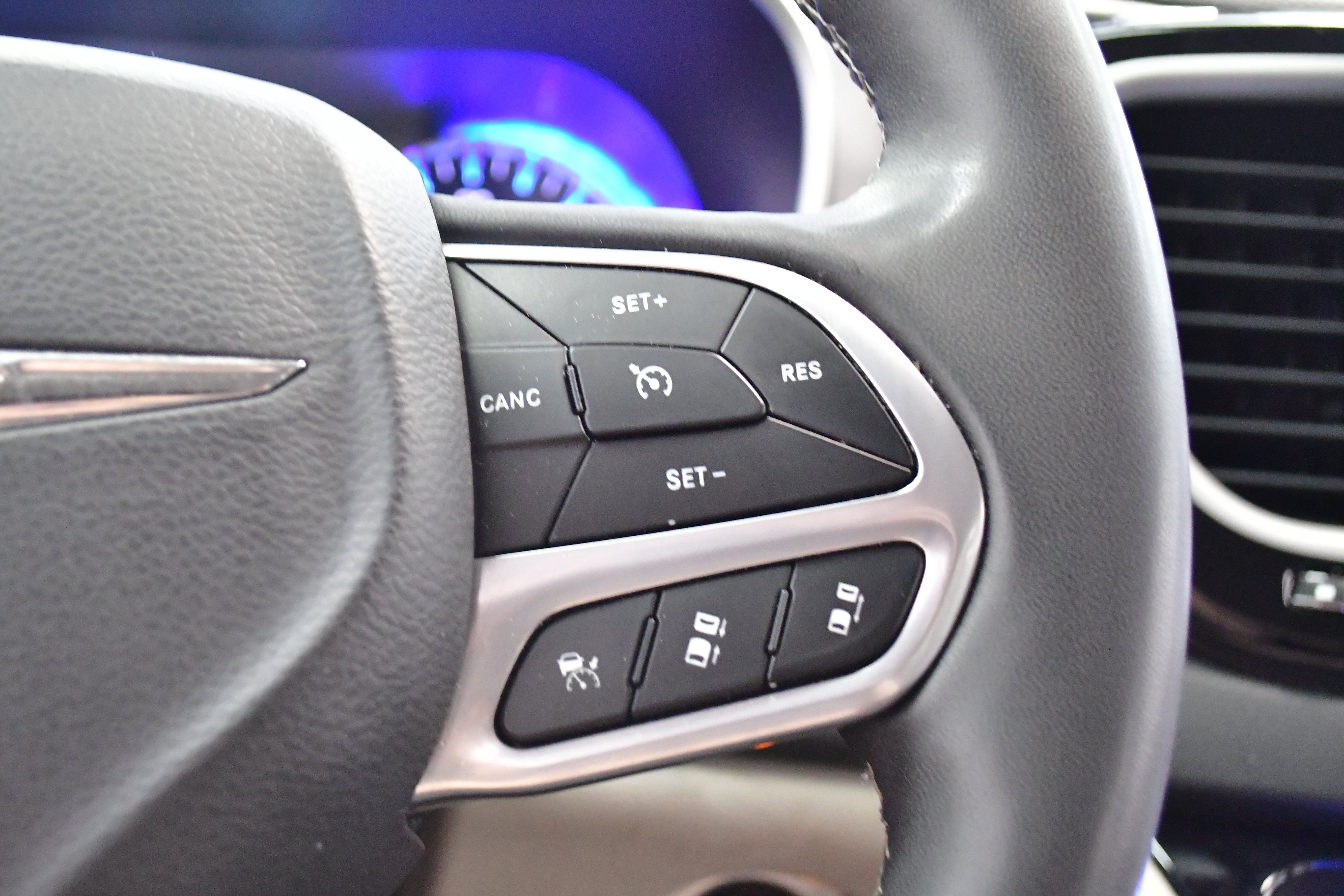 Used 2023 Chrysler Pacifica Touring-L image 47