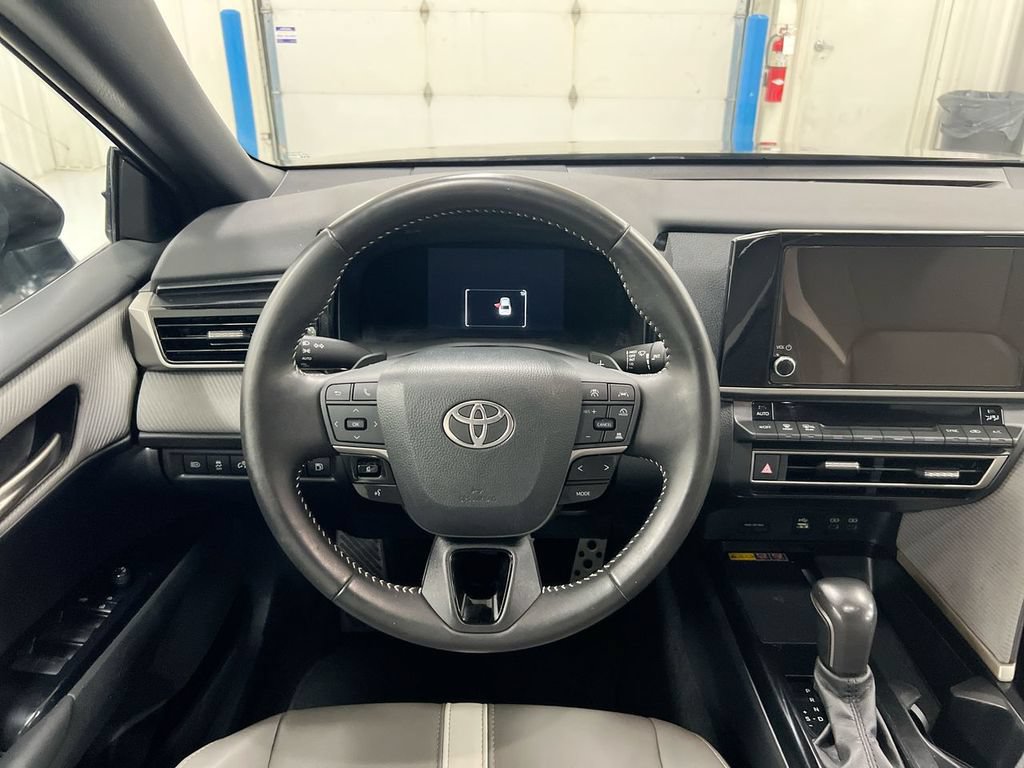 Used 2025 Toyota Camry SE w/ Convenience Package FWD image 11