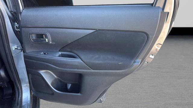 Used 2016 Mitsubishi Outlander SE image 23