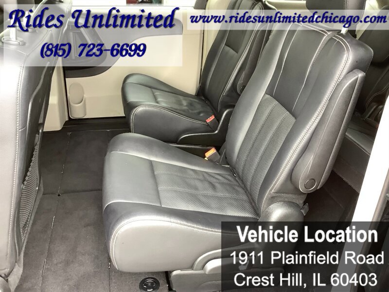 Used 2015 Chrysler Town & Country Touring-L w/ Driver Convenience Group FWD image 27