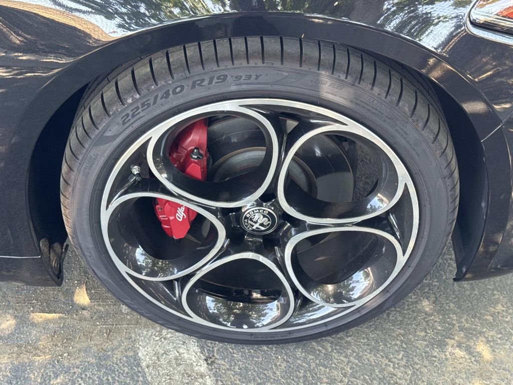 Used 2023 Alfa Romeo Giulia Veloce RWD image 30