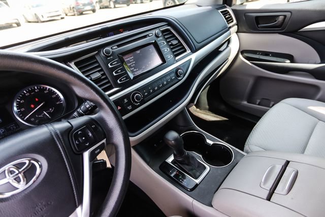 Used 2014 Toyota Highlander LE AWD/4WD image 15