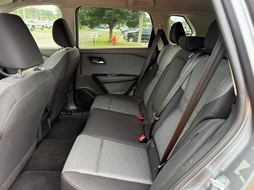 Used 2023 Nissan Rogue SV AWD/4WD image 16