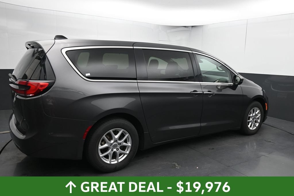 Used 2023 Chrysler Pacifica Touring-L FWD image 13