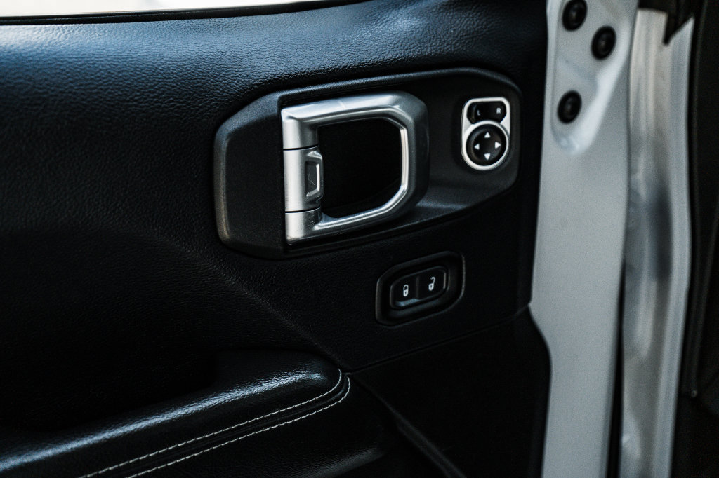 Used 2018 Jeep Wrangler Unlimited Sahara w/ Uconnect 4C Nav & Sound Group AWD/4WD image 23