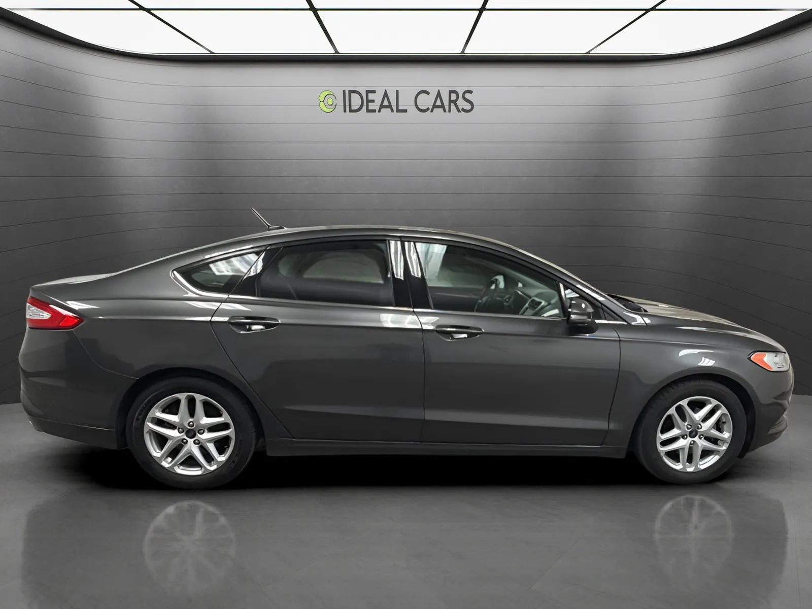 Used 2016 Ford Fusion SE FWD image 4