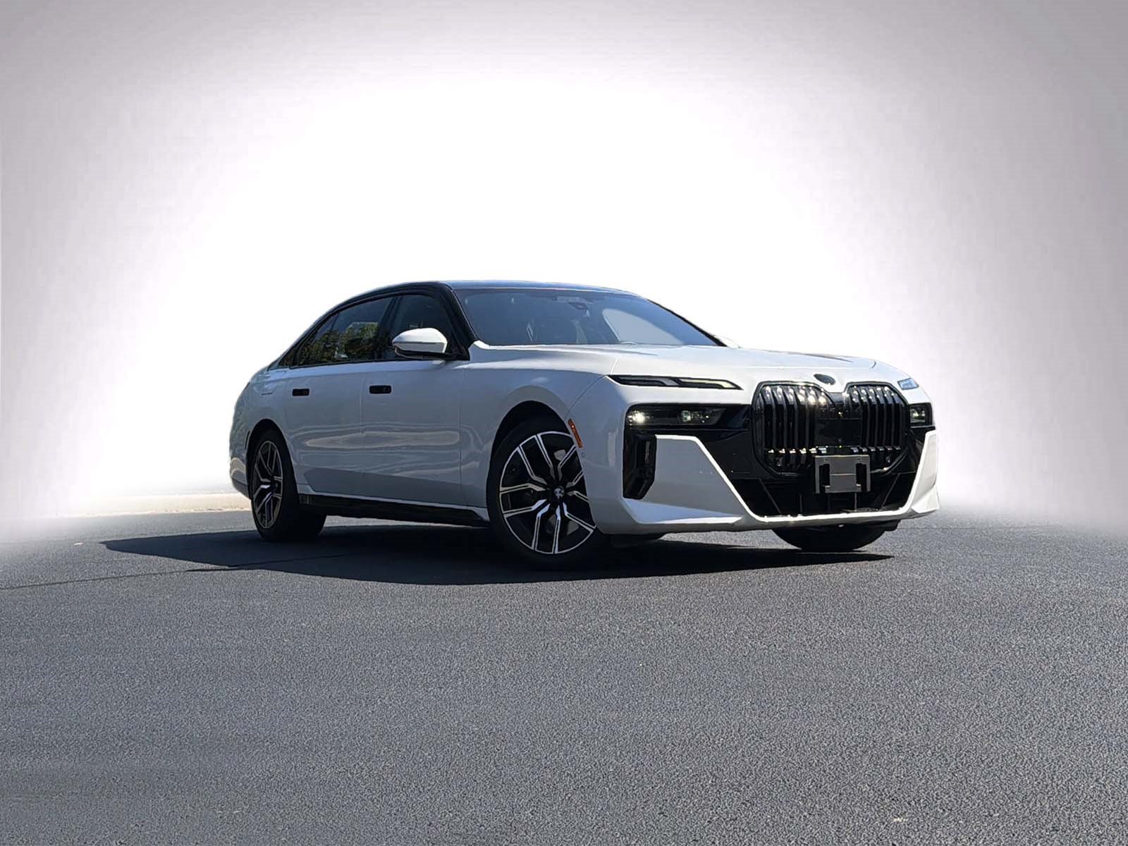 Used 2023 BMW 760i xDrive AWD/4WD image 2