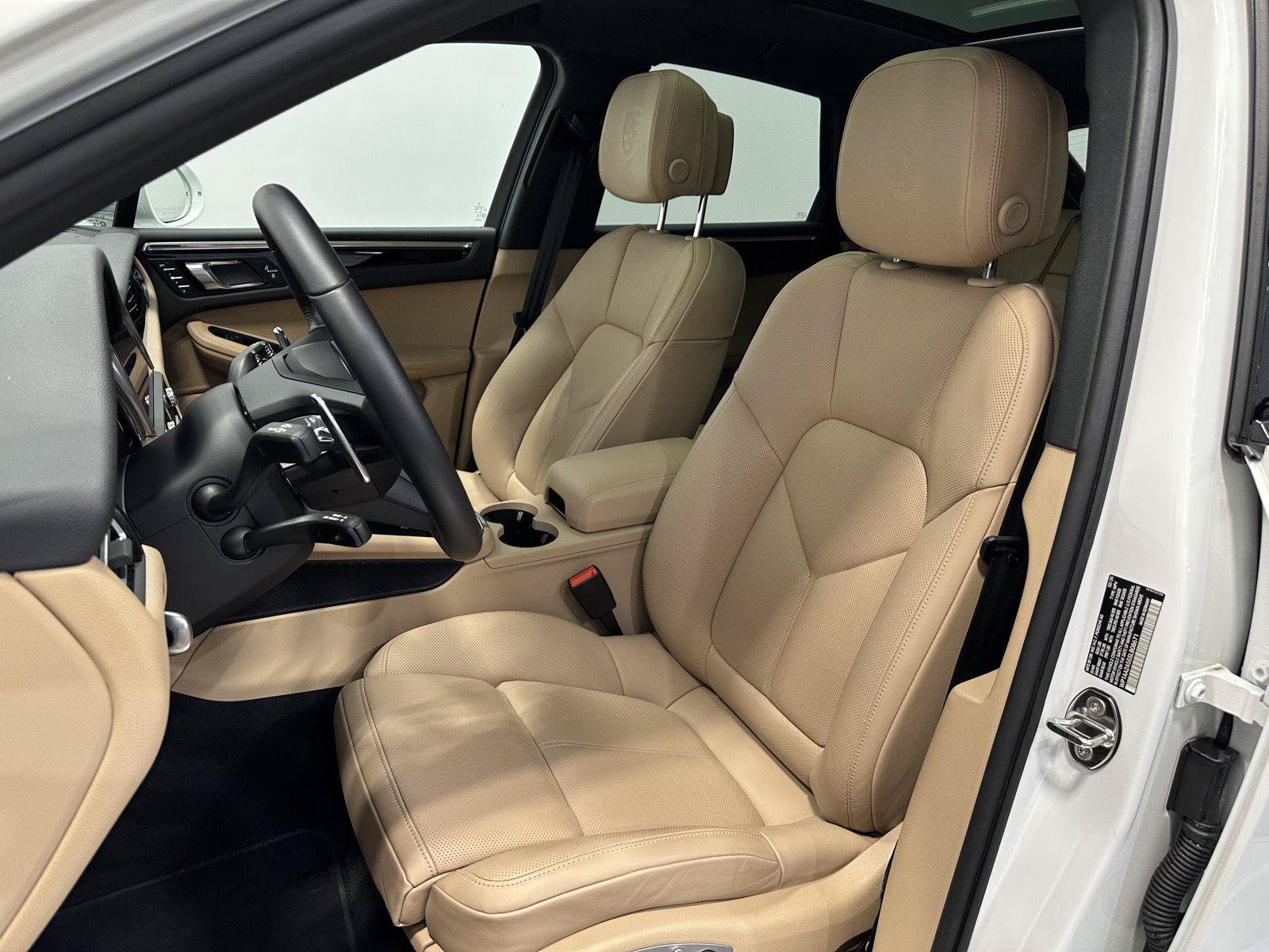 Certified 2025 Porsche Macan AWD/4WD image 5