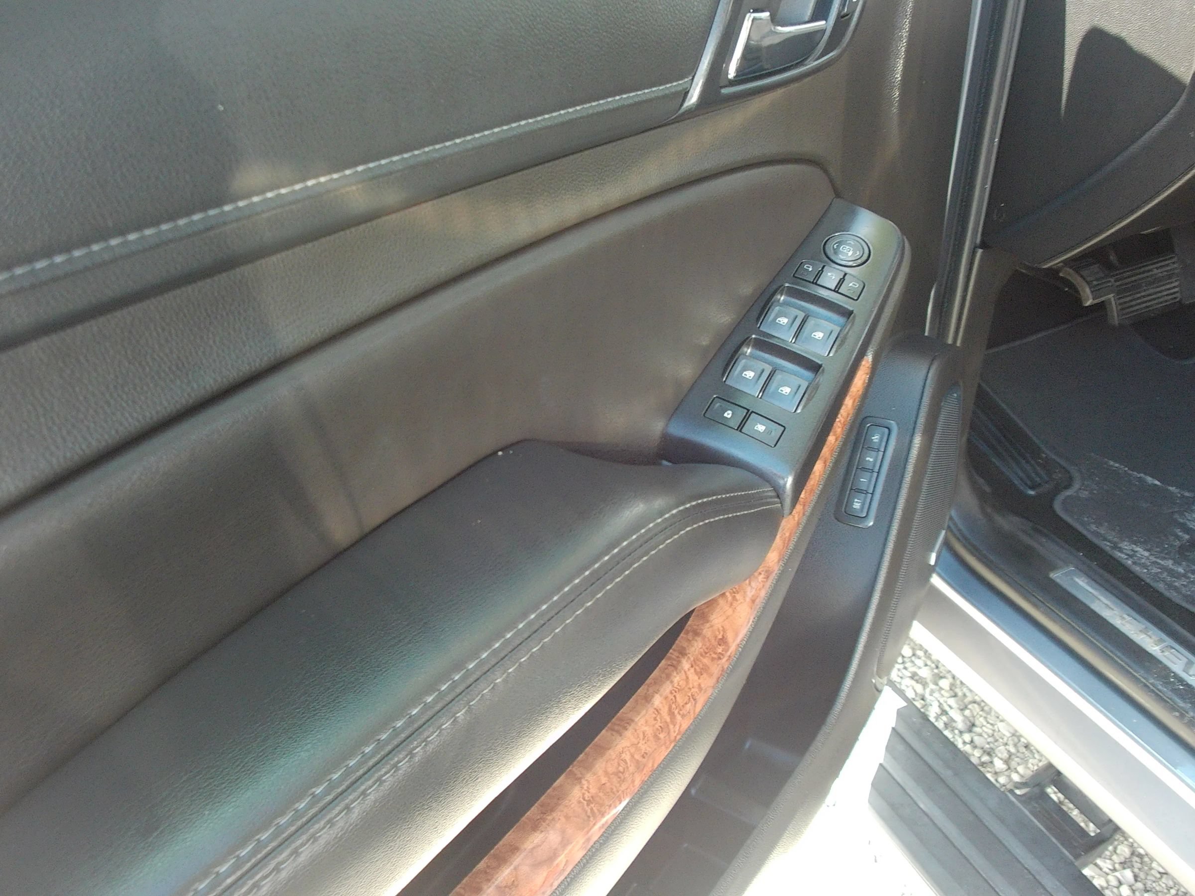 Used 2018 Chevrolet Suburban Premier RWD image 10