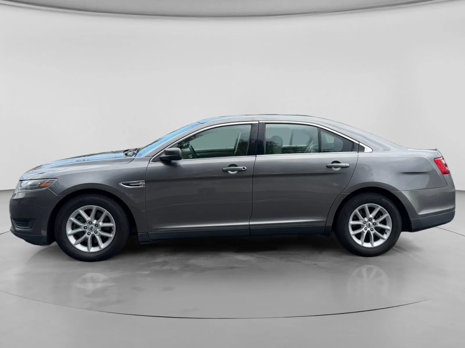 Used 2014 Ford Taurus SE FWD image 2