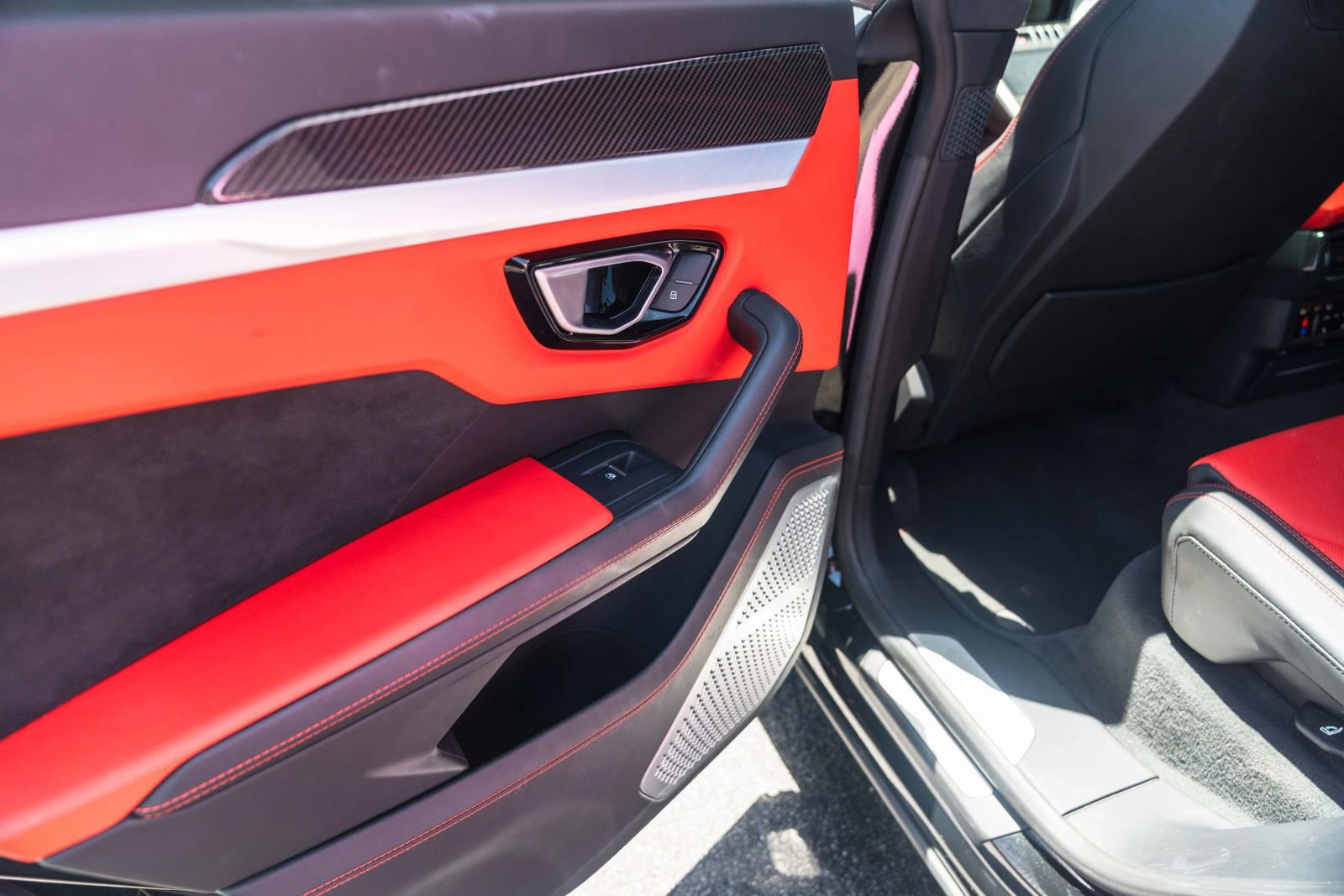 Used 2020 Lamborghini Urus AWD/4WD image 42