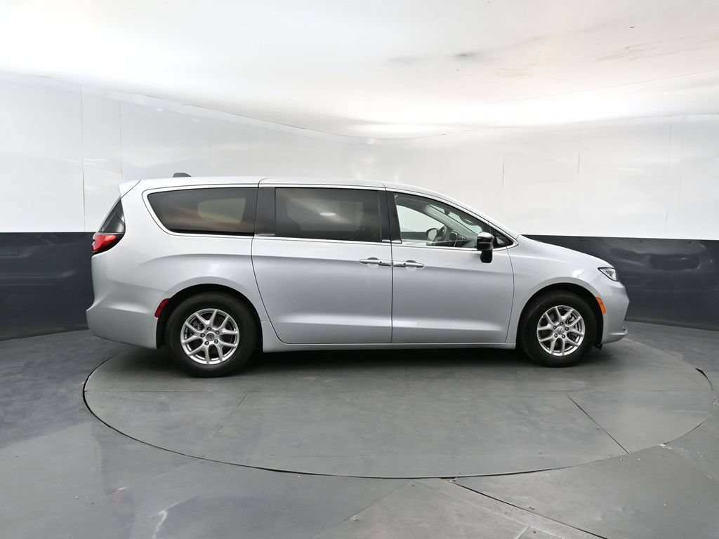 Used 2024 Chrysler Pacifica Touring-L FWD image 6