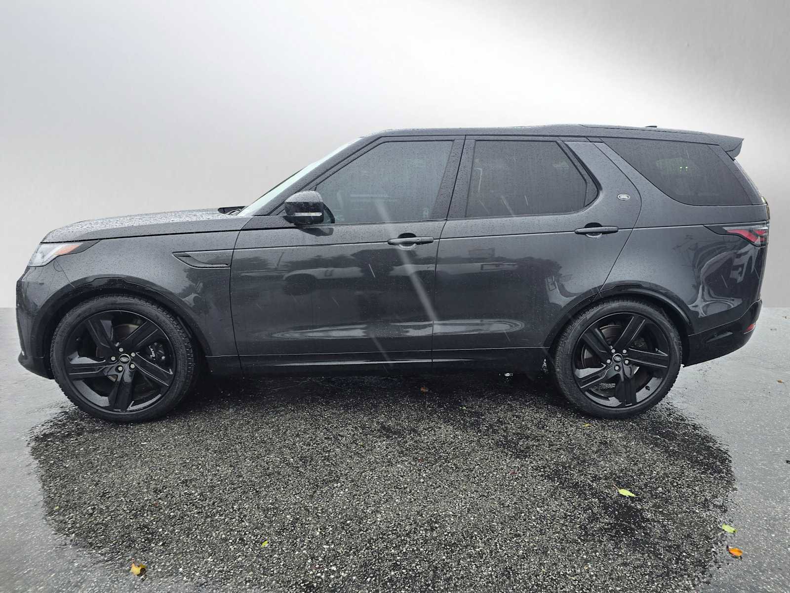 Used 2023 Land Rover Discovery Metropolitan Edition image 2