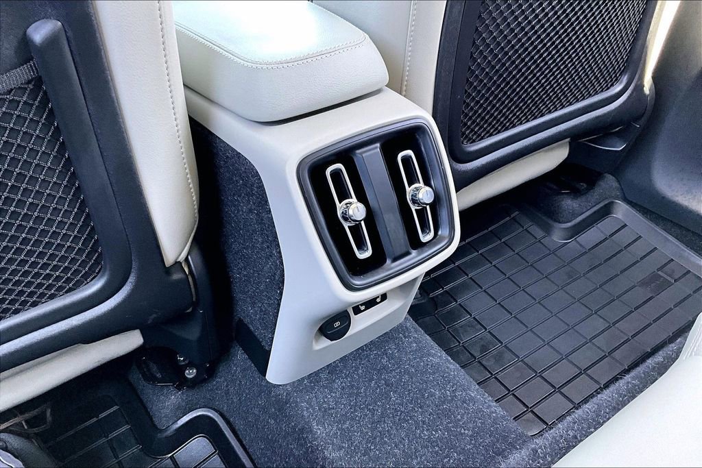 Used 2021 Volvo XC40 T5 Momentum w/ Premium Package image 27