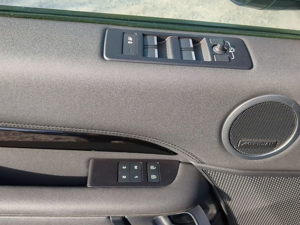 Used 2024 Land Rover Discovery S image 10