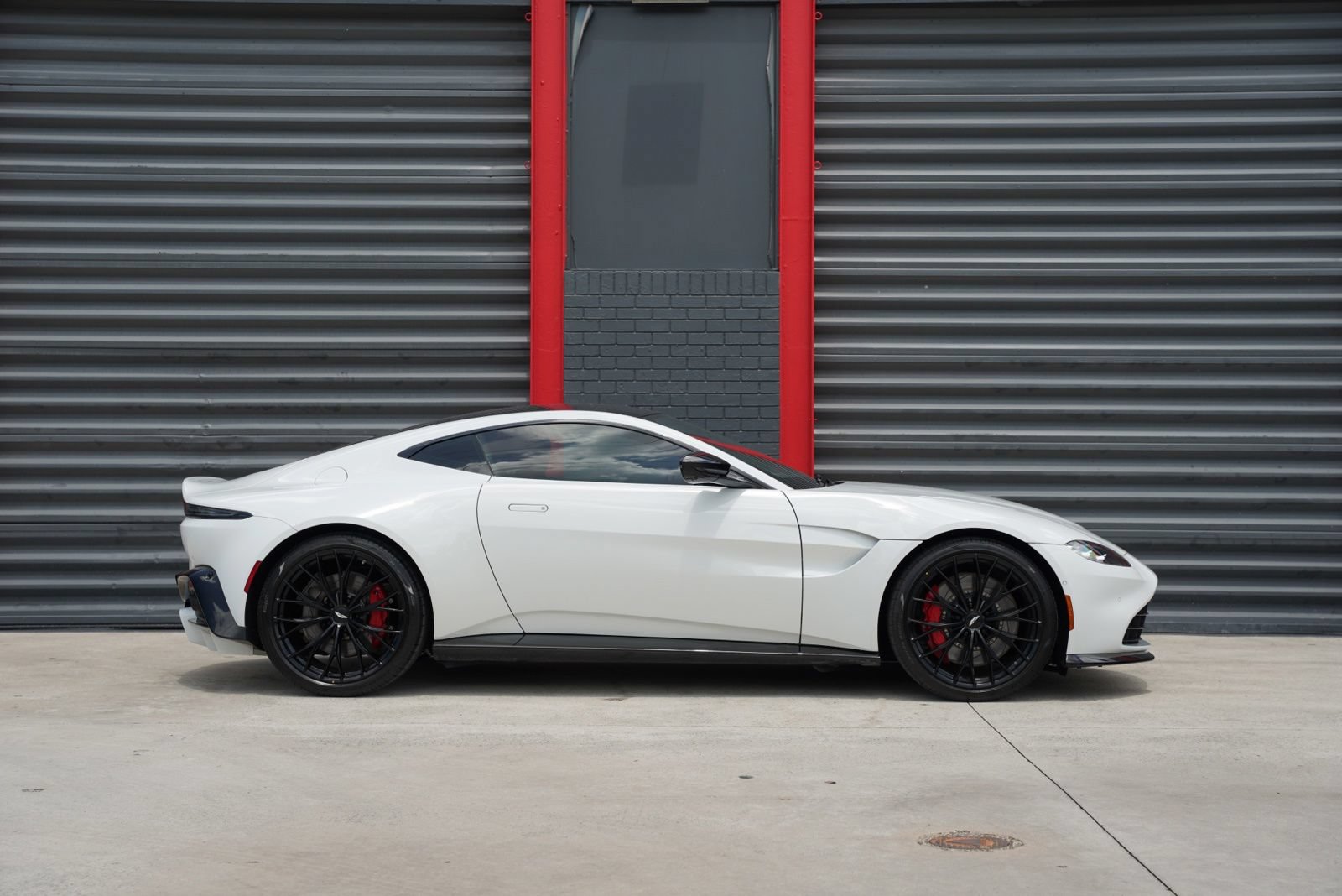 Used 2023 Aston Martin V8 Vantage Coupe RWD image 7