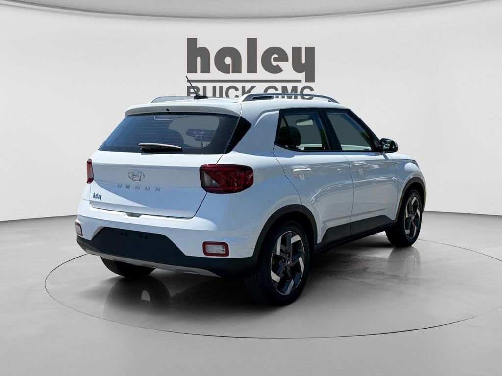 Used 2025 Hyundai Venue SEL FWD image 4