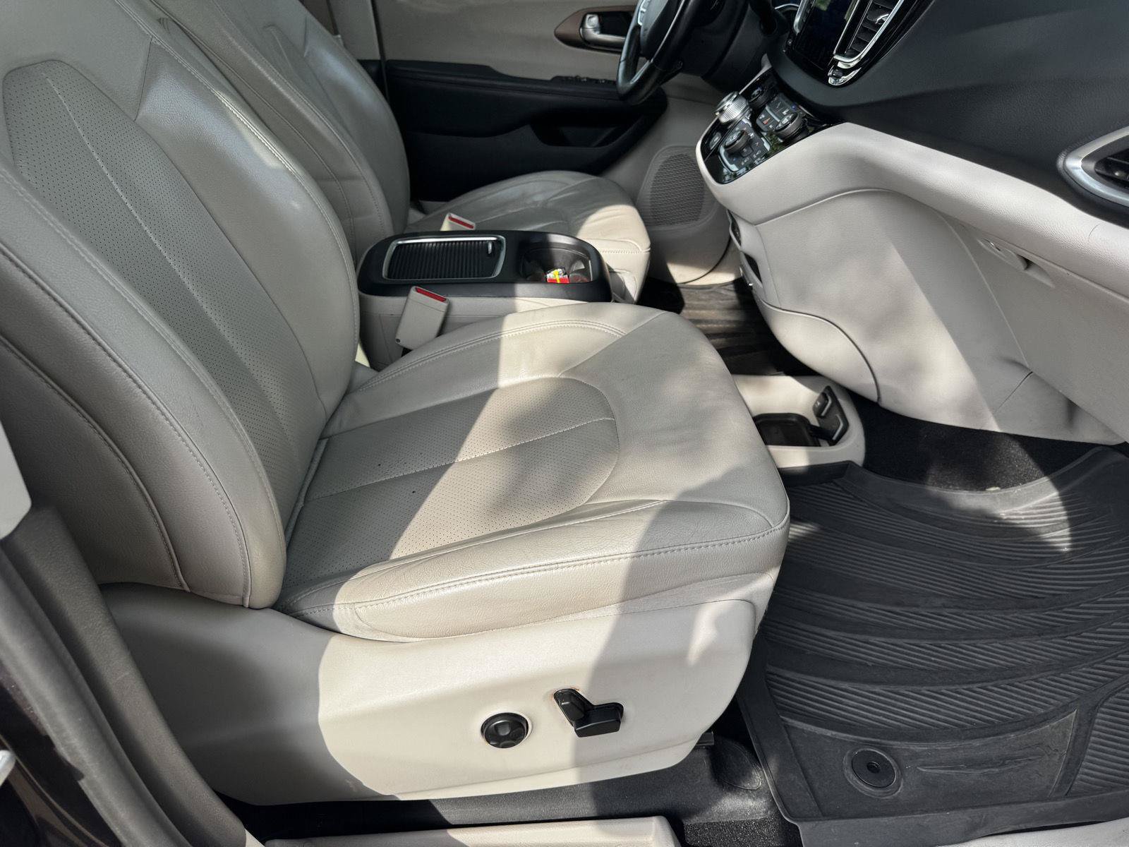 Used 2017 Chrysler Pacifica Touring-L Plus w/ Advanced Safetytec Group FWD image 21
