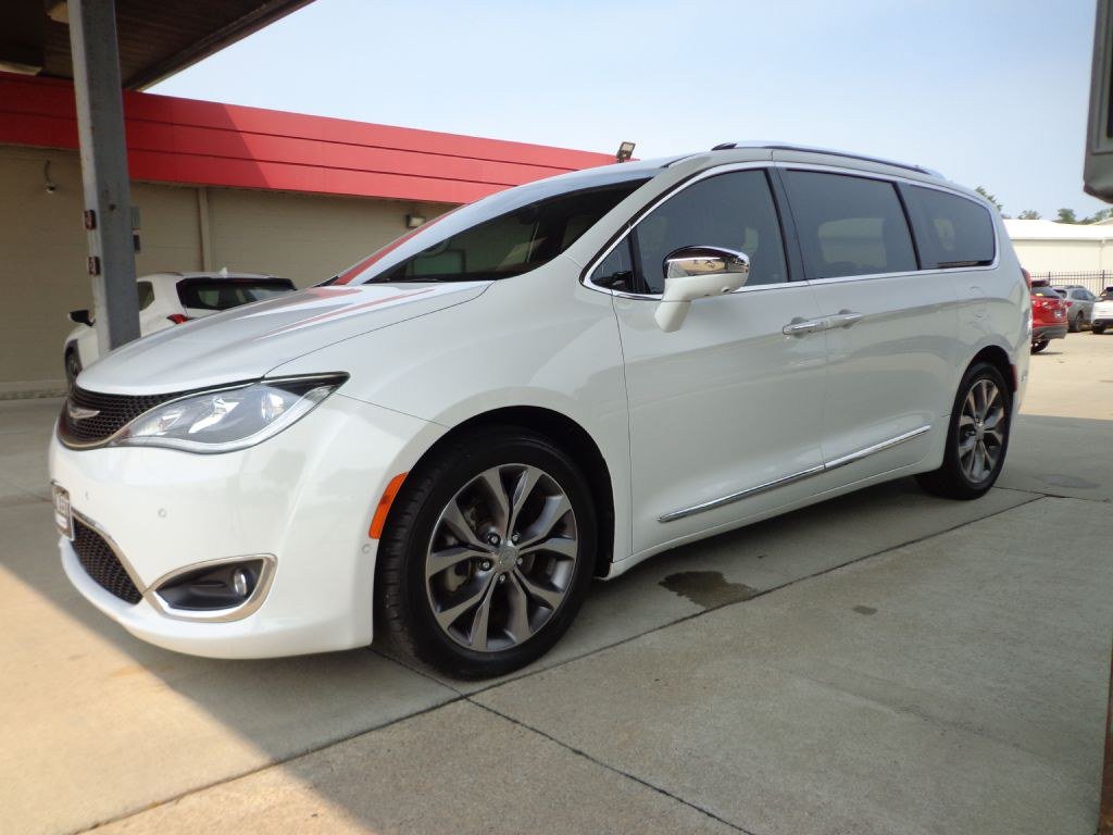 Used 2017 Chrysler Pacifica Limited w/ UConnect Theater Package FWD image 1